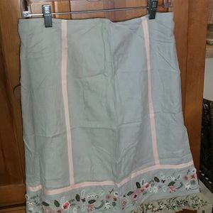 Women’s cotton/linen embroidered hem skirt.